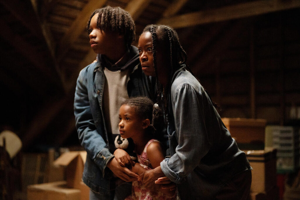 The Woman in the Yard mit Danielle Deadwyler, Estella Kahiha und Peyton Jackson